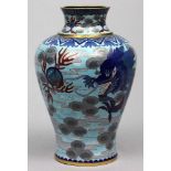 Cloisonné-Vase. Auf hellblauem Grund Drache und Phönix mit Flammenjuwelen zwischen Wolken. An