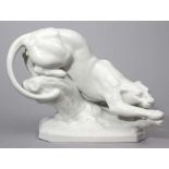 Oehme, Erich (1889 Berthelsdorf - Meissen 1970) Skulptur "Panther, groß". Weiß. Div. Brandrisse