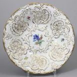 Runde Prunkschale, Meissen. Ansteigende Wandung mit reliefierten Rocaillen und Blumenbouquets,