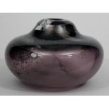 Model, Reiner (geb. 1941) Vase. Farbloses, dickwandiges Glas mit schlierigen Einschmelzungen in