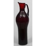 Braun-Feldweg, Wilhelm Saftkanne. Rotes Glas. Kristallwerke Hirschberg, um 1960. H. 37 cm.