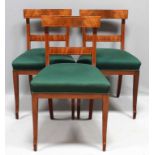 Vier Stühle im Biedermeierstil. Mahagoni mit Fadeneinlage. Konische Vierkantbeine, rückwärtig in