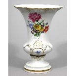 Vase, Meissen, "B-Form". Ornamente mit Glanzgoldkonturen, schauseitig bunt gemaltes Blumenbouquet,