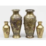 Vier Vasen, einmal als Paar. Helle Bronze. Balusterform. Dekoriert mit gravierten und reliefierten