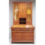 Biedermeier-Kommodenaufsatz. Nussbaum. Dreischübiges Unterteil mit Klappflach (etwas locker) und