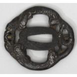 Tsuba. Eisen, asymmetrische Form. Zwei gegenständige, aufsteigende Drachen im Relief mit