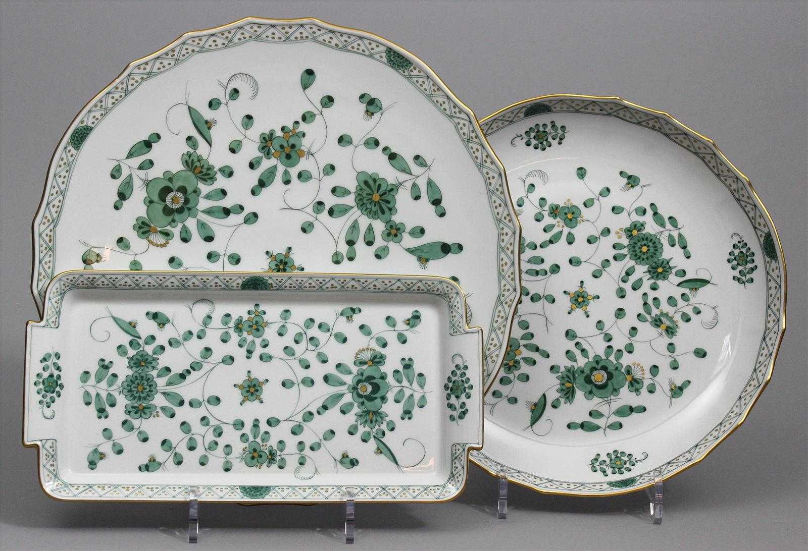 Zwei Kuchen- und Tortenplatte, Meissen. Verschiedene Formen. Reiche indische Malerei in Grün,