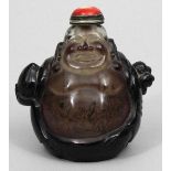 Großes Budai-Tisch-Snuffbottle. Bräunlich getöntes Rauchquarzglas mit schwarzem Überfang. Die