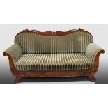 Biedermeier-Sofa. Nussbaum. Geschweiftes Gestell mit geschnitzten Voluten, Ranken und Rosetten.