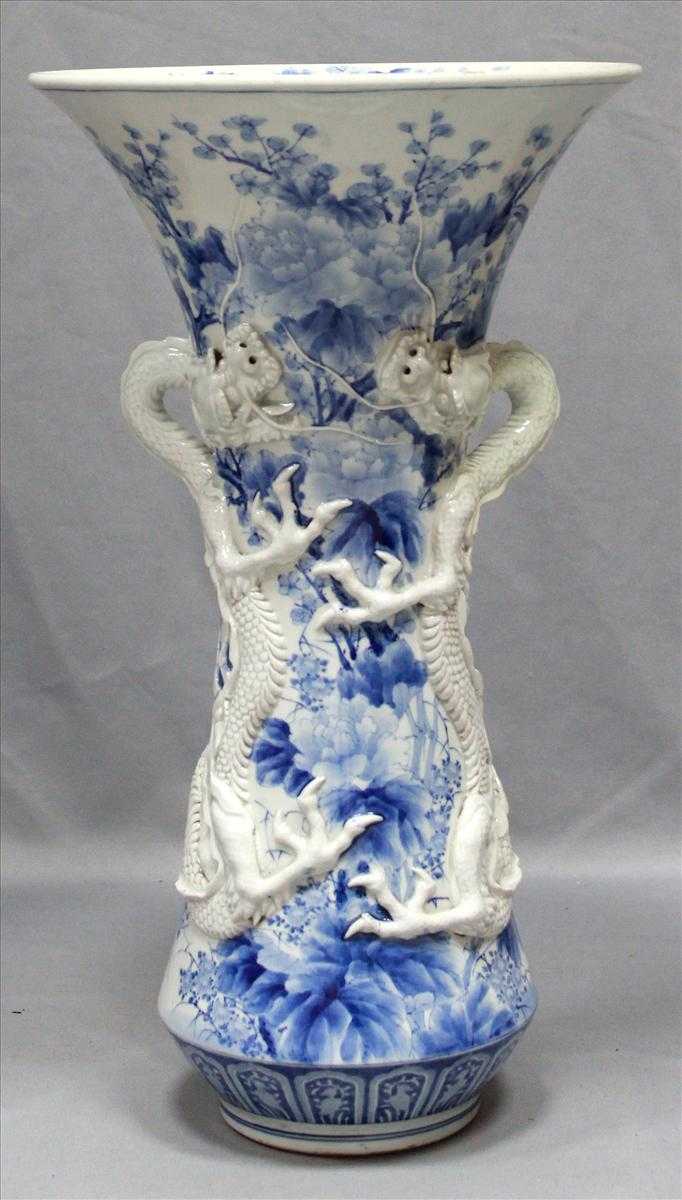 Hirado-Bodenvase. Porzellan. Hohe Pokalform auf niedrigem Standring mit trompetenförmig