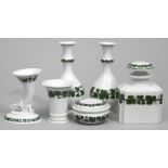 Vier Vasen, Teedose und runde Deckeldose, Meissen. Verschiedene Formen. Grünes Weinlaubdekor.