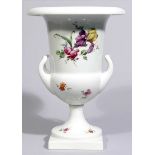 Riese, Johann Carl Friedrich "Vase Reden 1". Bunte Blumenmalerei mit Schmetterlingen. Entwurf von