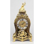 Louis XV-Pendule. Ebonisiertes und furniertes Holzgehäuse mit reichen, feuervergoldeten