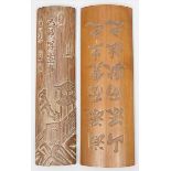 Zwei Handstützen aus Bambus. a) In fein geschniztem Relief Kalligraphie sowie Darstellung des