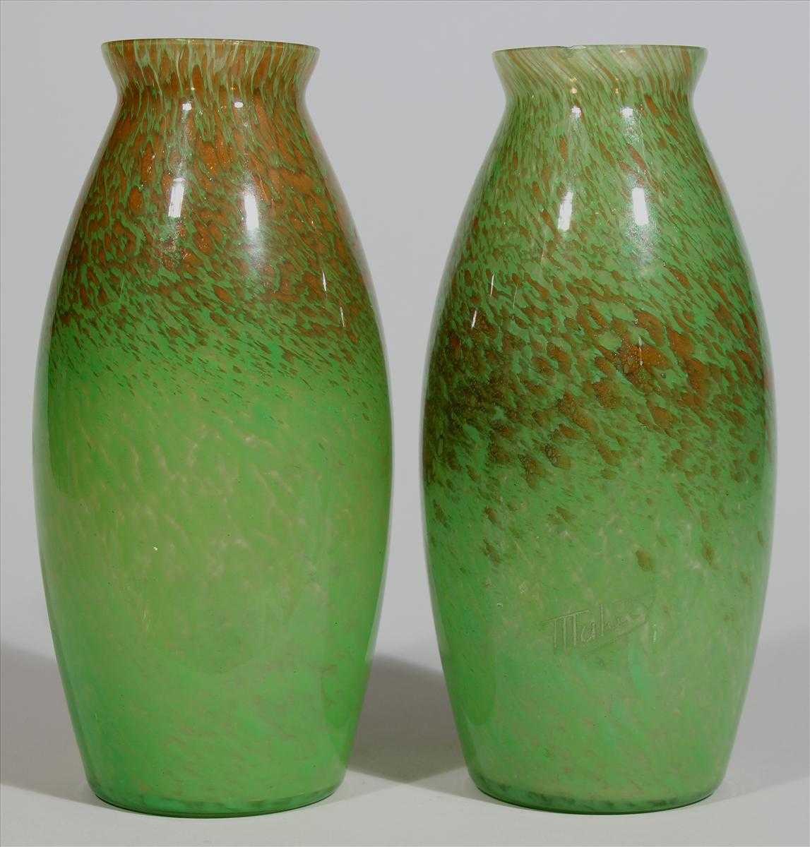 Paar Vasen. Farbloses Glas mit eingeschmolzenen Farbkröseln in Grün und Orange-braun. 1x Mündung