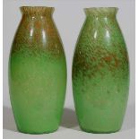 Paar Vasen. Farbloses Glas mit eingeschmolzenen Farbkröseln in Grün und Orange-braun. 1x Mündung
