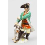 Miniaturskulptur "Jäger mit Hund", Meissen. In typischer Rokokokleidung. Bunt bemalt. Dreispitz