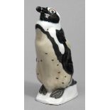 Walther, Paul Clemens (1876 Meissen 1933) "Brillenpinguin". Farbige Unterglasurbemalung. Entwurf von