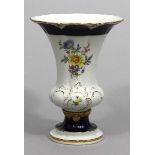 Vase, Meissen, "B-Form". Teils kobaltblauer Fond. Bunte Bemalung "Blume 4", Goldränder und -