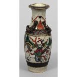 Kleine Balustervase. Porzellan mit beiger, gesprüngelter Glasur. Umlaufend Darstellungen von