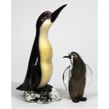Großer und kleiner Pinguin. Farbloses Glas mit Goldfolien bzw. -pulvereinschmelzungen und partiell