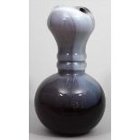 Model, Reiner (geb. 1941) Vase. Farbloses, dickwandiges Glas mit schlierigen Einschmelzungen in