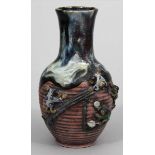 Sumidagawa-Vase. Steinzeug. Bauchig, gerillte Wandung mit hohem, breiten Hals. Der untere Teil des