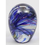 Paperweight. Farbloses Glas mit blauen, gelben, violetten und Luftblaseneinschlüssen. Unter dem