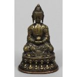 Buddha Shakyamuni. Helle Bronze. Der Buddha ist sitzend auf einem hohen, doppelten Lotosthron in