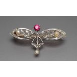 Jugendstil-Brosche. 18 kt. GG und WG, geprüft, brutto 5,4 g. Floral durchbrochen gearbeitet und