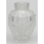Art Deco-Vase. Farbloses, teils matt geätztes Glas. Eiförmige Laibung mit Frauendarstellungen im