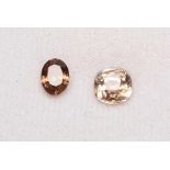 Zwei Zirkone, zus. 3,84 ct. Einmal im Antikschliff, 2,6 ct.; einmal oval facettiert, 1,24 ct.