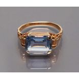 Damenring. 18 kt. GG, brutto 2,7 g. Reliefierte Ringschultern, achteckig facettierter,