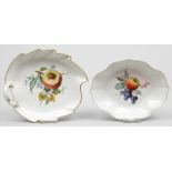 Zwei Schalen, Meissen. Jeweils mit bunter Obstmalerei, Goldränder. 1x min. Sprung. Schwertermarke