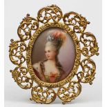 Miniaturist (um 1900) Marie Antoinette. Porzellan, bunt bemalt. 4,5x 3,5 cm. Filigraner Messing-