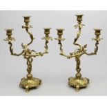 Paar Girandolen im Stil Louis XV, je dreiflammig. Vergoldete Bronze. Dreipassiger Sockel auf drei