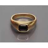 Herrenring. 14 kt. GG, brutto 6,1 g. Besetzt mit rechteckig facettiertem, schwarzem wohl Onyx (l.