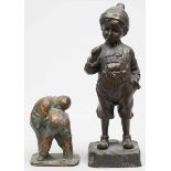 Unbekannte Künstler (20. Jh.) Zwei Kinderskulpturen: Rauchender Junge und raufende Knaben. Bronze
