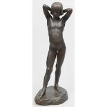 Saake, Robert (1874-1959) Stehender Knabenakt. Bronze mit brauner Patina. Auf naturalistischer