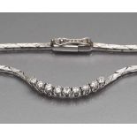 Brillantcollier. 585/000 WG, brutto 11,3 g. Mittig besetzt mit neun Brillanten, zus. ca. 0,4 ct.