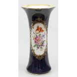 Vase, Meissen. Knochenform. Kobaltblauer Fond, schauseitig bunte Blumenbouquetmalerei, umgeben von