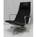 Eames, Charles & Ray Lounge-Sessel "EA 124". Vierstrahliger, verchromter Alufuß mit weißen Gleitern.