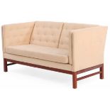 Jørgensen, Erik Ole (1925 Dänemark 2002) Sofa "EJ-315", als 2-Sitzer. Mahagonigestell mit hellem,