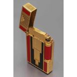 Feuerzeug im Art Deco-Stil "Dupont". Metall, vergoldet, rot-schwarzer Chinalack. Gebrauchsspuren.