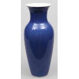 Vase, KPM Berlin. Porzellan. "Powder-blue"-Glasur. Szeptermarke mit blauem Reichsapfel über KPM