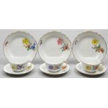 11 Teegedecke, Meissen, "Neuer Ausschnitt", 33-teilig. Bunte Blumenmalerei mit Goldrand. 1