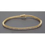 Brillant-Rivierearmband. 14 kt. GG, brutto 10,7 g. Besetzt mit 72 Brillanten, zus. 3,6 ct. B. 0,3,