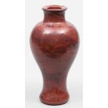 Vase. Rot-braun marmoriertes, so genanntes "Steinglas". Meiping-Form. Wohl China. H. 22,5 cm.