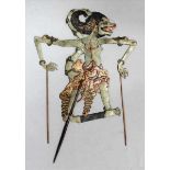 Wayang Kulit-Schattenspielfigur. Büffelhaut, polychrom bemalt, Stäbe aus Holz. Geprägtes,