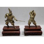 Zwei Skulpturen "Kämpfende Samurai". Helle Bronze, wenig patiniert. Beide Samurai stehen in